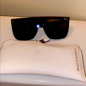 Quay Sunglasses Black with case